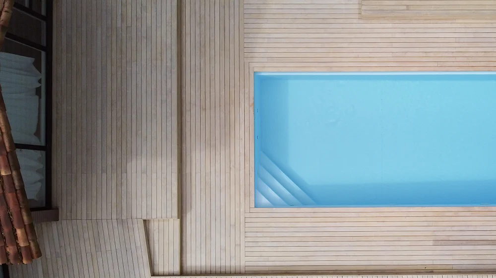 Vue aérienne d’une terrasse Accoya et de sa plage de piscine